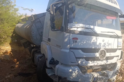 Gelin konvoyuna çarpmamak için manevra yapan tanker yoldan çıktı
