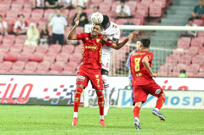 Trendyol Süper Lig: Samsunspor: 2 - Göztepe: 1 (İlk yarı)
