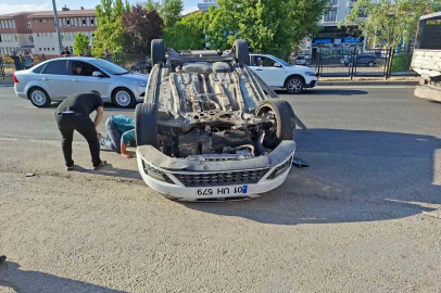Bingöl’de çarpışan araçlardan biri ters döndü:  3 yaralı
