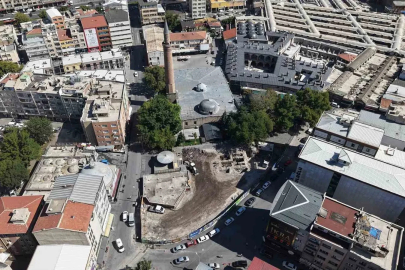 Suriçi Cami Kebir’de hem tarih gün yüzüne çıkıyor, hem esnafın yüzü gülüyor
