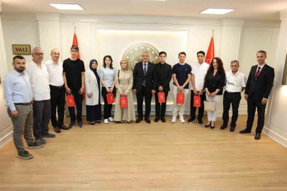 YKS ve LGS derecesi yapan öğrencileri Vali Makas ağırladı
