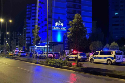 Genç kadın bıçaklandıktan sonra aşağı atılmış
