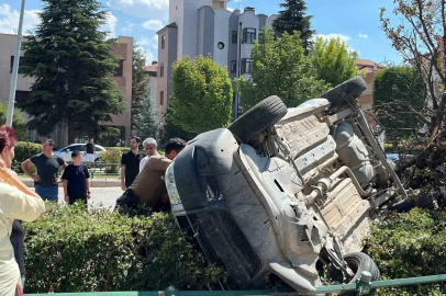Eskişehir’de araç, çarptığı ağacı devirip takla attı
