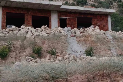 Gercüş’te iskeleden düşen taş ustası ağır yaralandı
