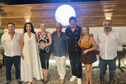 Sanatçı Akkaş’ın doğum günü pastası karpuz oldu
