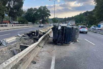 Bilecik’te otomobil bariyerlere çarptı: 3 yaralı
