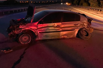 Kırklareli’de bariyerlere çarpan otomobil hurdaya döndü
