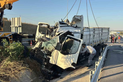 Çanakkale’de kamyon bariyerlere ok gibi saplandı: 2 ölü
