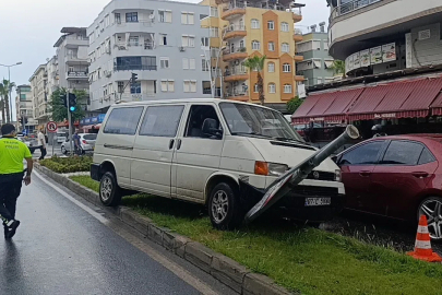 Kayan kamyonetin karşı şeride geçmesini refüjdeki tabela engelledi
