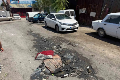 Sokaktaki derin çöküntü ve içine dolan atıklar

