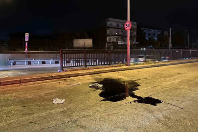 Bursa’da makas atan otomobil refüje çarptı: 17 yaşındaki sürücü hayatını kaybetti

