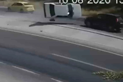 Yola fırlayan parçadan kurtulmak isterken karşı şeride uçarak 2 otomobille çarpıştı: 2 ölü
