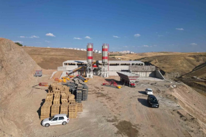 Siirt’in altyapısını güçlendirecek beton santrali ve parke taşı üretim tesisinin kurulumu başladı
