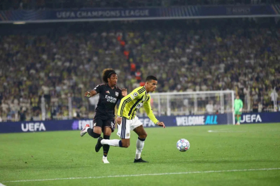 UEFA Şampiyonlar Ligi: Fenerbahçe: 0 - Olympique Lyon: 1 (İlk yarı)
