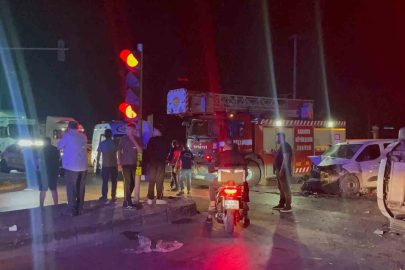 Hafif ticari araçla çarpışan SUV yan yattı: 1’i ağır, 1’i bebek, toplam 7 yaralı
