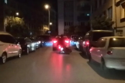 Önündeki otomobil fren yapınca yalpalayan motosikletteki iki kişi böyle yere düştü
