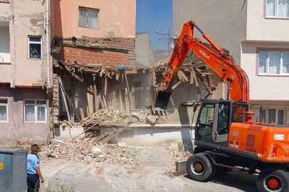 Bayburt’ta metruk binalar yıkılıyor
