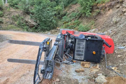 Gazipaşa’da devrilen forkliftin altında kalan sürücü yaralandı
