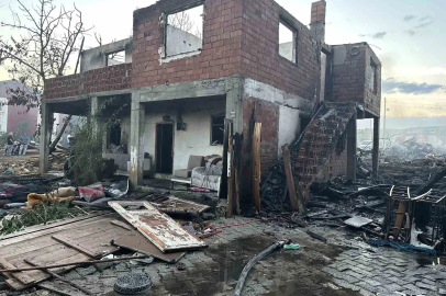3 evin küle döndüğü yangın söndürüldü
