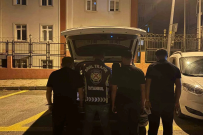 Esenyurt’ta trafikte başka bir sürücüye saldıran şahıs kamerada
