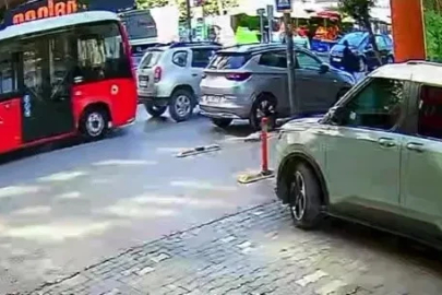 Bandırma’da minibüs yayaya yol veren otomobile çarptı
