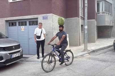 Kafasında 40 kiloluk karpuz varken bisiklet sürüyor, halay çekiyor, koşuya katılıyor
