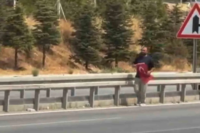 Yola düşen Türk bayrağını yerde bırakmadı
