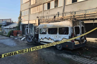 İkitelli’de sanayi sitesinde minibüste çıkan yangın dükkana sıçradı: Kundaklama şüphesi üzerinde duruluyor
