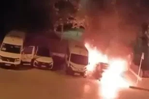 Küçükçekmece’de iki araç alevlere teslim oldu
