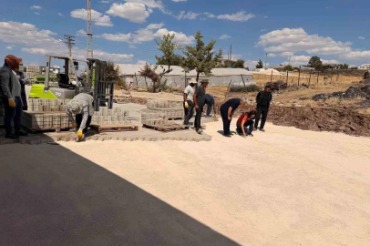 Çermik’te mahalle yollarına parke taşı döşeniyor
