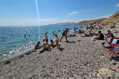 Adilcevaz plajları tıklım tıklım
