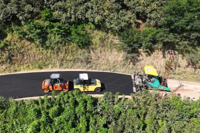 Ordu Büyükşehir, 2 ilçede mahalleleri bağlayan yolu sıcak asfaltla buluşturdu
