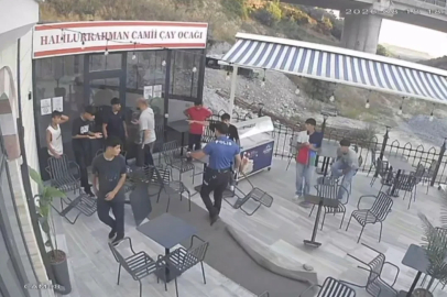 Arnavutköy’de komedi filmlerini aratmayan kavga: Polis ayırdı, onlar cami avlusundan devam etti
