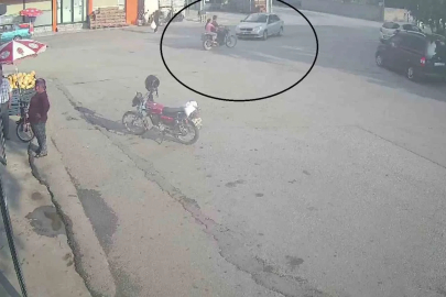 Otomobille çarpışan motosikletteki 2 kişi yaralandı
