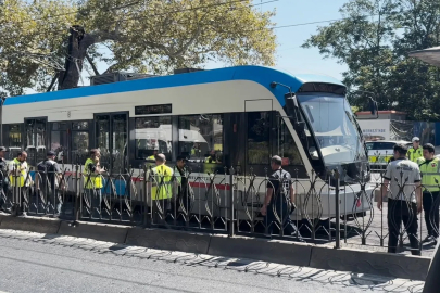 Beyoğlu’nda Tramvay raydan çıktı, yolcular tahliye edildi
