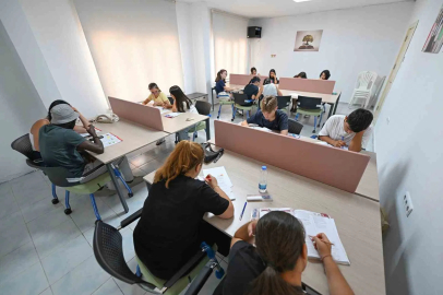 Mersin’de gençler sınavlara okuma salonunda hazırlanıyor
