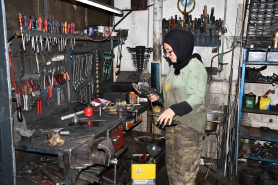 Sanayinin genç kadın tornacısı
