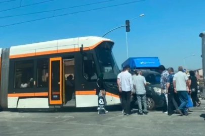 Eskişehir’de tramvay ile araç çarpıştı, seferlerde aksama yaşandı
