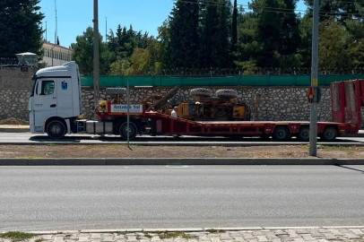 Burdur’da ani fren yapan tırın üzerindeki greyder devrildi
