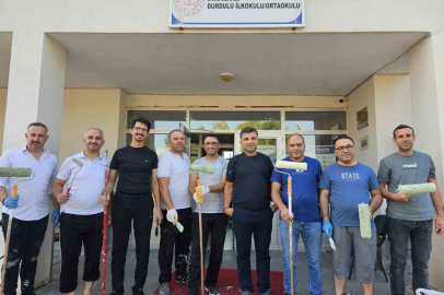 Eğitimciler fırçaları eline aldı, köy okulunu yeni döneme hazırladı
