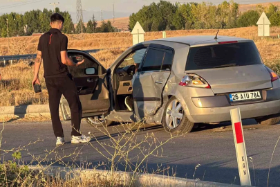 Eskişehir’de iki araç kavşakta çarpıştı: 3 yaralı
