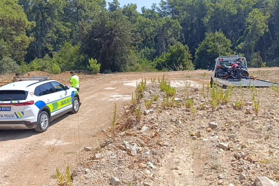 Trafik uygulamasını görünce motosikletini ormanlık alana bırakıp kaçtı, cezadan kaçamadı
