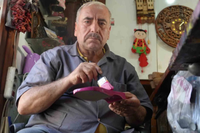 Gaziantepli usta, unutulmaya yüz tutan takunyacılık mesleğini yaşatıyor
