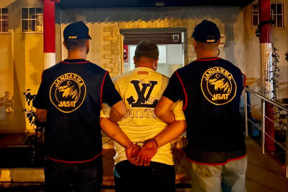 İzmir’de 15 yıl hapis cezası bulunan firari operasyonla yakalandı
