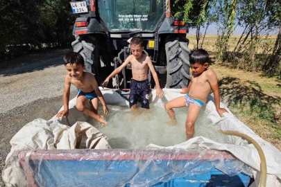 Traktörün arkasına bağlanan sepette serinleme keyfi
