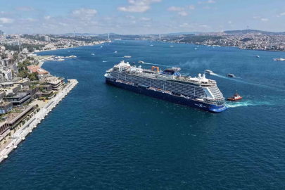 İstanbul Boğazı’nda dev yolcu gemisi
