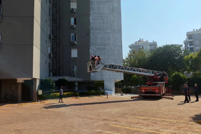 Halatı kopan iskelede mahsur kalan 2 işçiyi itfaiye kurtardı
