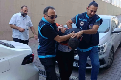 Misafir olarak gittiği evin sahibini bıçaklayarak öldüren şüpheli adliyeye sevk edildi
