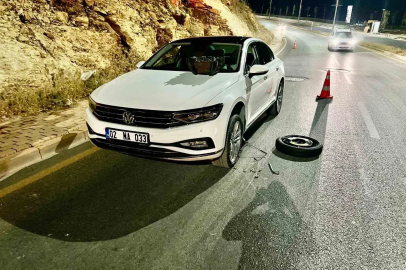 Çukura giren araçların lastikleri patladı
