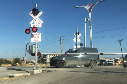 Elazığ’da tren yolunda kazaya davetiye çıkaran anlar
